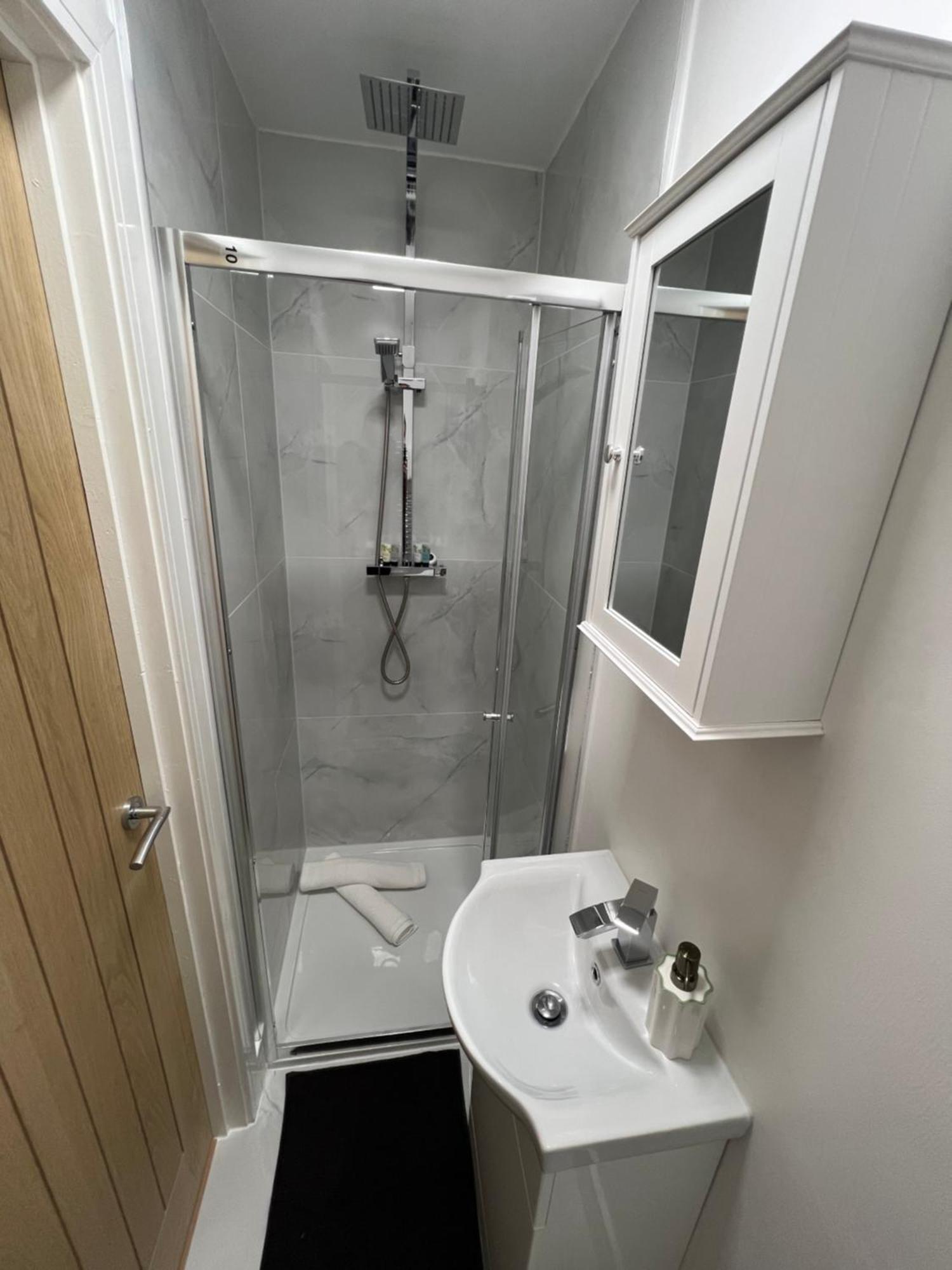 Modern Suite Feltham Εξωτερικό φωτογραφία
